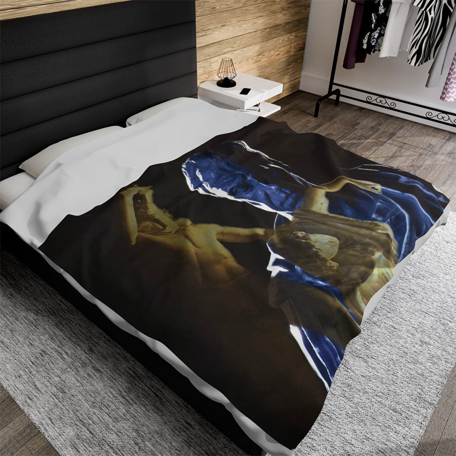 Julius Caesar and the Dying Galata luxury blanket by Storaro Art Collection - Caesar portrait with Dying Gaul sculpture in dramatic blue-gold lighting on premium comfort fabric