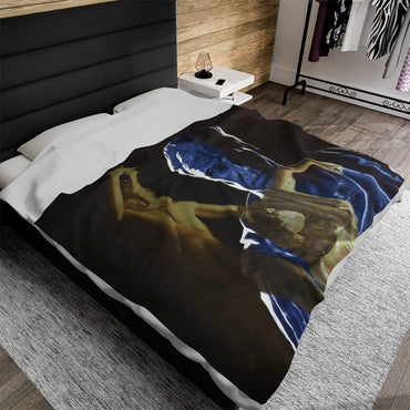 Julius Caesar and the Dying Galata luxury blanket by Storaro Art Collection - Caesar portrait with Dying Gaul sculpture in dramatic blue-gold lighting on premium comfort fabric
